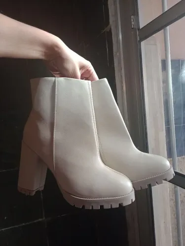 Bota creme veste 38 impecável