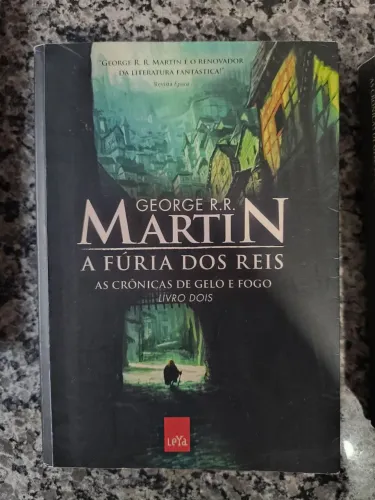 Vende-se livro dois de Game Of Thrones.
