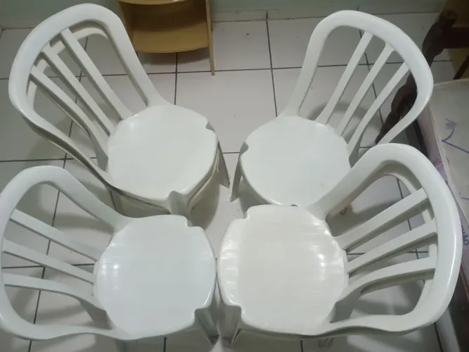 Vendo jogo de cadeira de plástico