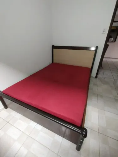 Cama de casal de madeira + colchão - excelente estado | R$ 850