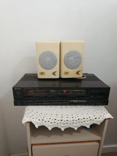 Vende-se um rádio antigo da marca technos muito bom funcionando tudo,