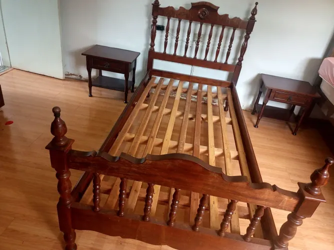 cama de solteiro em madeira.