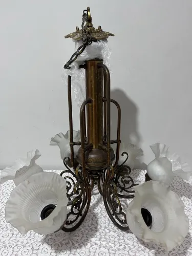Lustre antigo com 6 cúpulas de vidro mais para de arandelas.