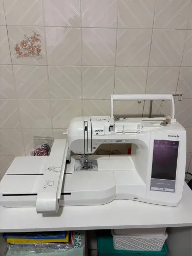 Bordadeira Brother 1500D 3 bastidores PMG Kit com mais de 50 cones de linhas