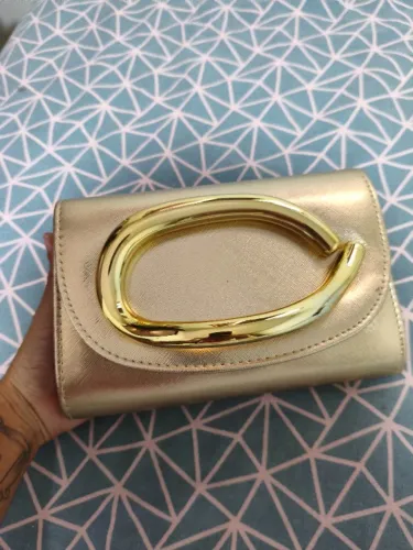 Clutch dourada com alça de mão