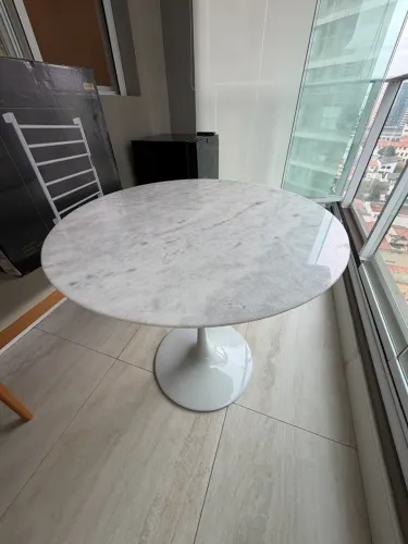 Mesa redonda saarinen 90cm com mármore espirito santo
