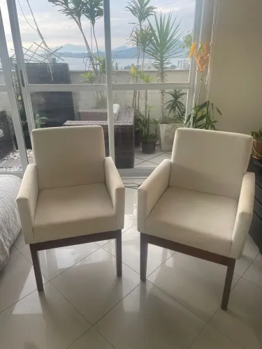 Par de Poltronas/Cadeiras de Aproximação Modernas - Tecido Claro e Madeir