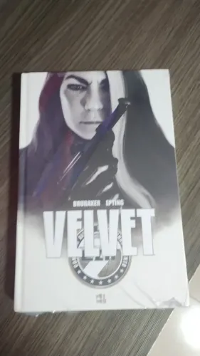 Velvet por Ed Brubaker (Autor), Steve Epting (Autor) Capa dura - LACRADO