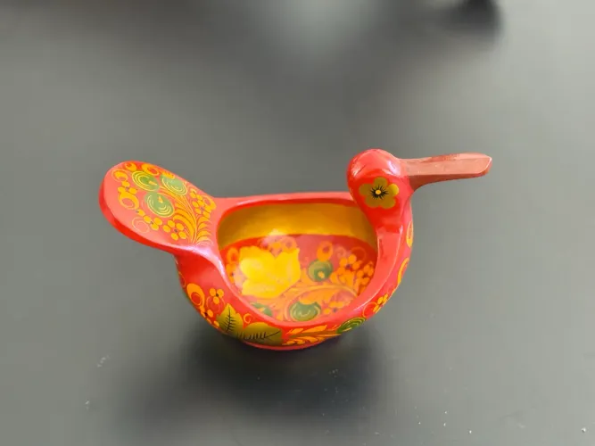 Arte popular russa. Laca. Pequena tigela zoomorfa.