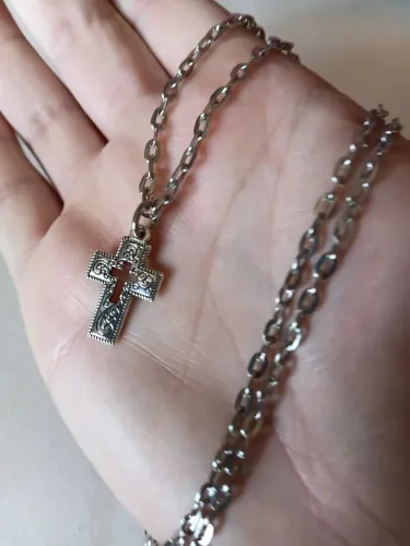 Crucifixo estilo Arabesco/Orgânico Vazado. NOVO. Aço com banho de ródio. 60 cm por 4 mm.