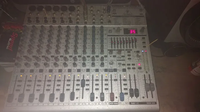 Mesa de som eurorack UB1832FX-PRO