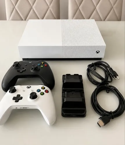 Xbox One S 1TB + 2 Controles Originais + Base Carregadora