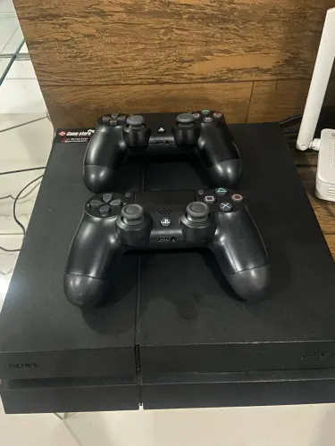 PS4 com 2 controles!