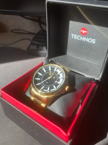Relógio TECHNOS dourado com fundo preto 350g 