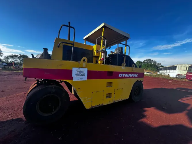Rolo compactador Dynapac CP221