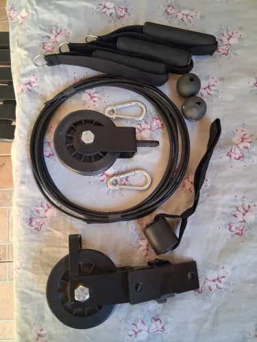 Conjunto Polia e acessórios para exercícios.