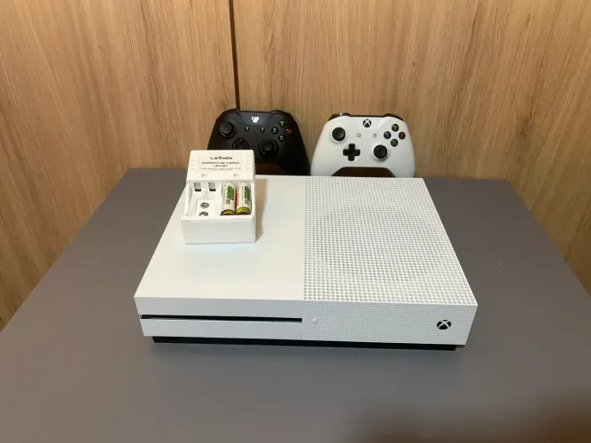 Xbox one s 1tb, 2 contrels + pilhas recarregavel e carregador
