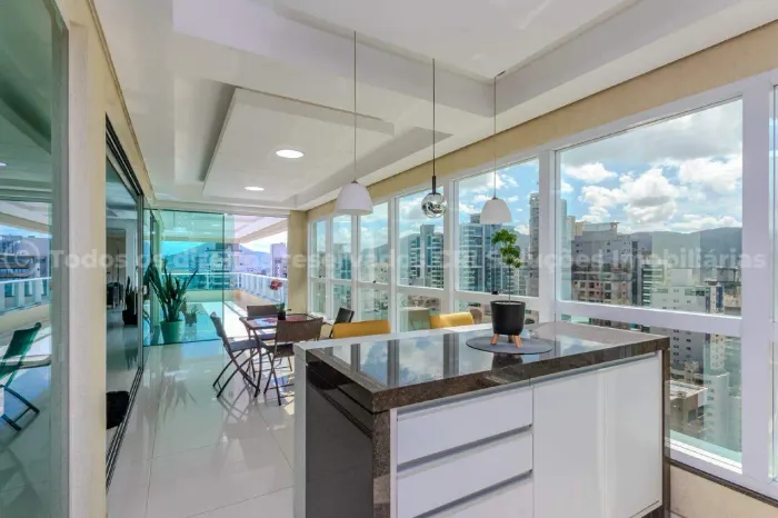 Apartamento com 5 suítes no Imperial Palace na Meia Praia em Itapema