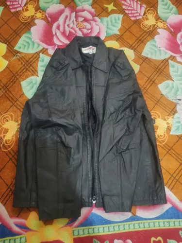 Jaqueta de couro no precinho.