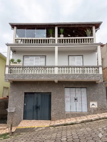 Casa ampla e acolhedora a 400 metros da Matriz, com área de festas e fogão a lenha.