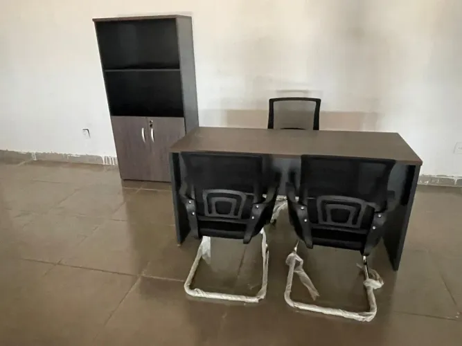 KIT MESA, ARMÁRIOS E CADEIRAS DE ESCRITORIO 1.50 LOJA IKONOFFICE