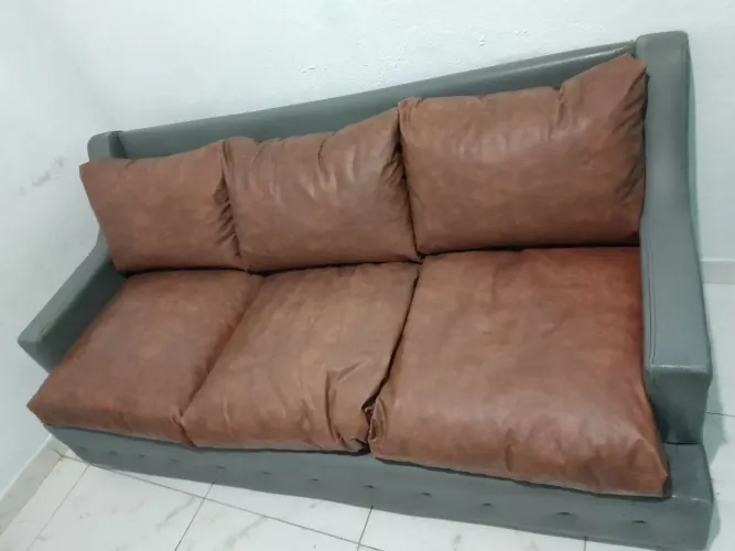 Sofá 3 lugares em couro. Leia a Descrição