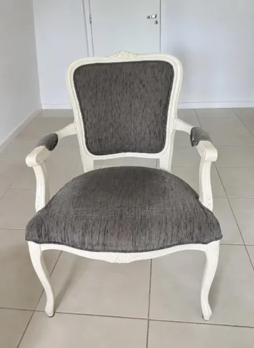 Poltrona Clássica Branca com Estofado Cinza