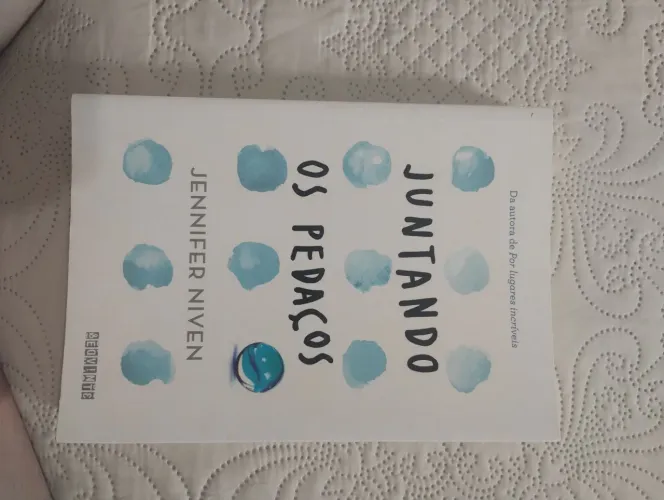 Livro :  Juntando os pedaços da autora Jennifer Niven.