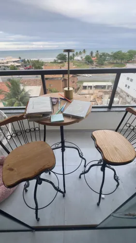 Mesa com duas banquetas kit mesinha de varanda de madeira com ferro novinho
