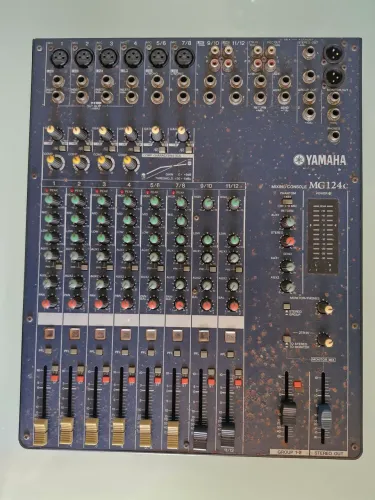 Mesa de som Yamaha 12 canais MG124C