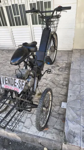 Triciclo elétrico e motor a combustão
