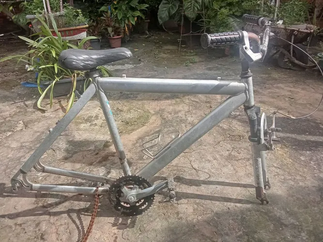 QUADRO DE ALUMÍNIO COM GARFO