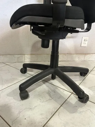 Cadeira de escritório com encosto e tela mesh, assento acolchoado e braços com regulagem