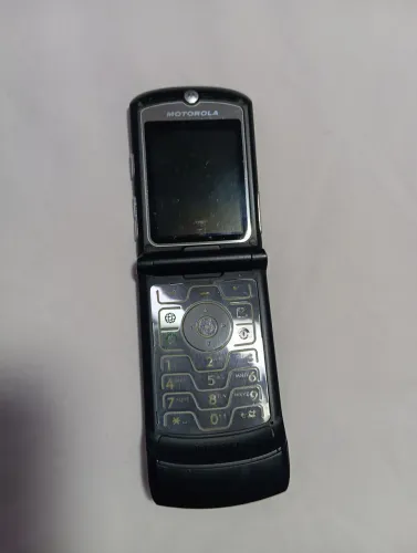 Celular Motorola antigo.