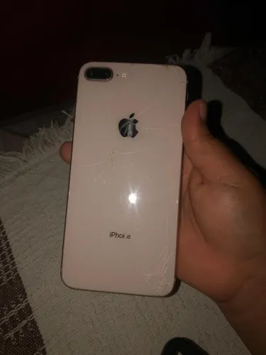 Um iPhone 8 Plus , vendo e troco em som 