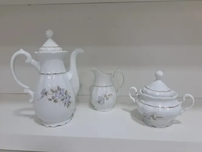 CONJUNTO ANTIGO DE PORCELANA REAL (SP), COMPOSTO POR 1 BULE, 1 AÇUCAREIRO E 1 LEITEIRA.