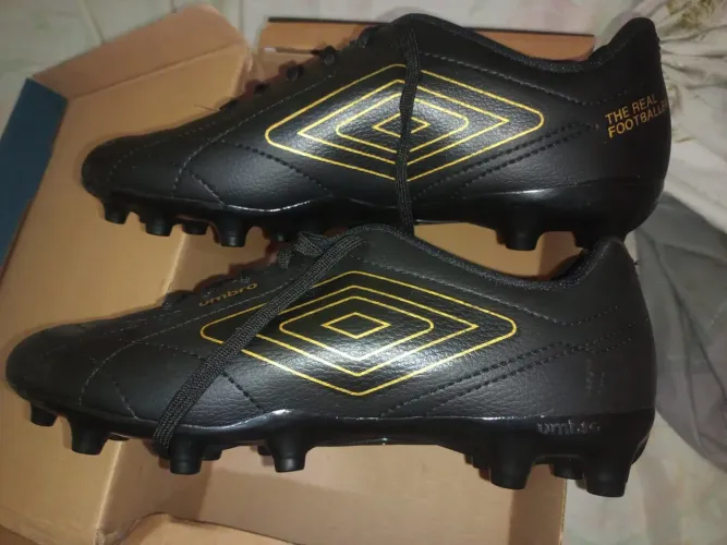 Chuteira de campo N°42 Umbro (Nova)