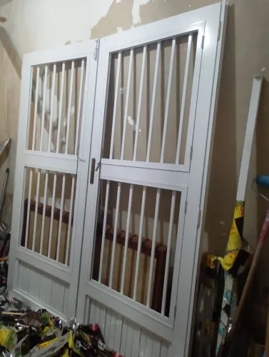 Vendo 1 porta de 2 bandas cada uma medindo 2,15 metros de altura por 90 cm largura