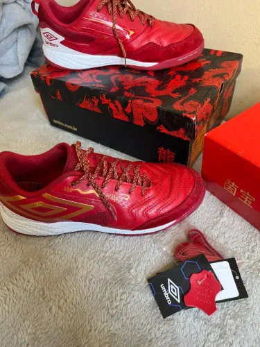 Chuteira Umbro Pro 5 Bump Dragon year - Tam 44 (Edição especial)