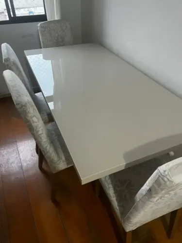 Mesa de jantar Madeira maciça e tampo de vidro até 6 cadeiras em perfeito estado