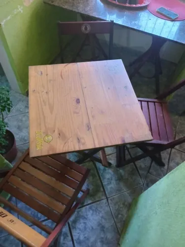 Vende-se um conjunto de cadeira e mesa r$ 250