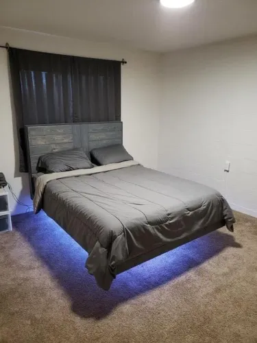 Cama flutuante de metal é aqui 