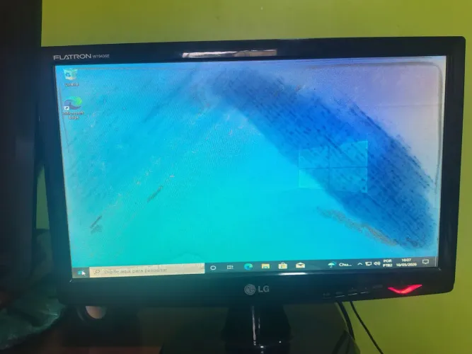 Monitor para LG  19p manchas na tela , mais nada q interfira no funcionamento 