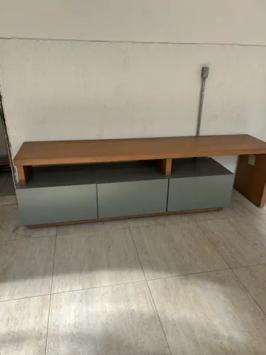 Rack de madeira para sala