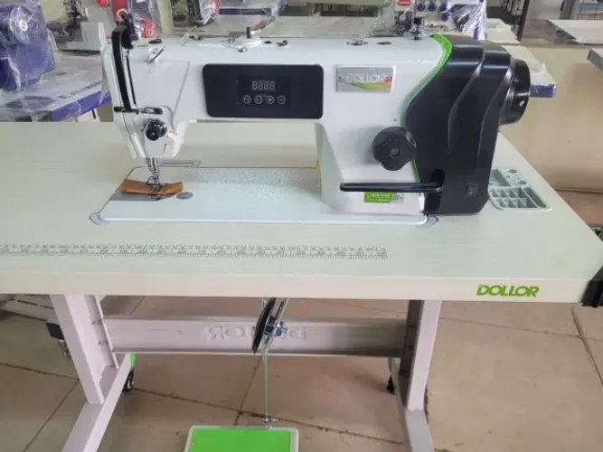 Maquina de costura Reta com corte de linha 