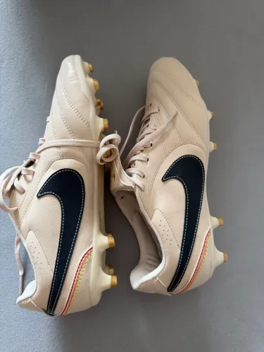 CHUTEIRA NIKE TIEMPO LIGERA PRO FG R10