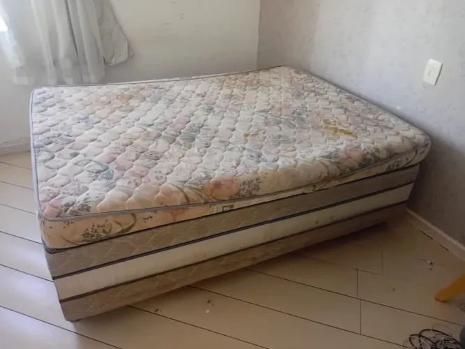 Cama box casal com colchão.