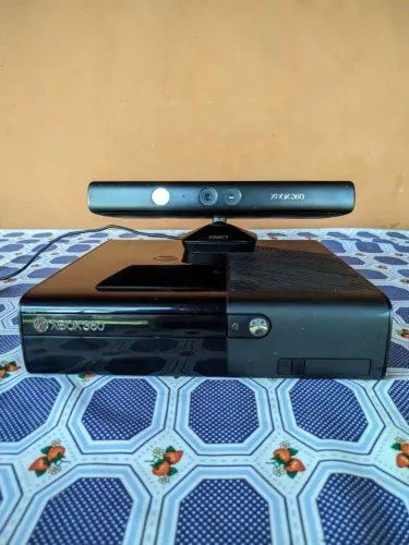 Xbox 360 Super Slim ( lacrado ) + Kinect + 3 Jogos originais 