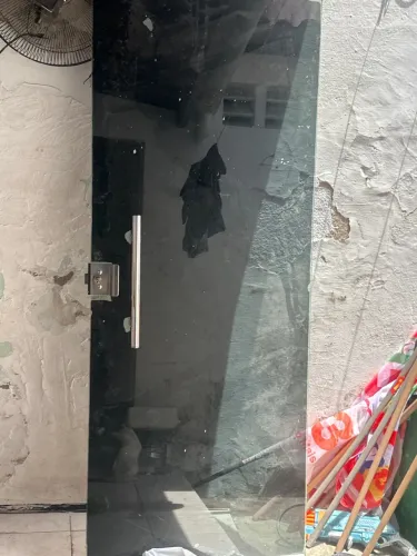 Porta de vidro com puxador