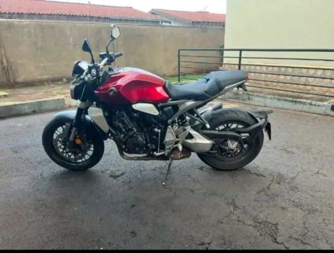 Vende-se moto cb1000r